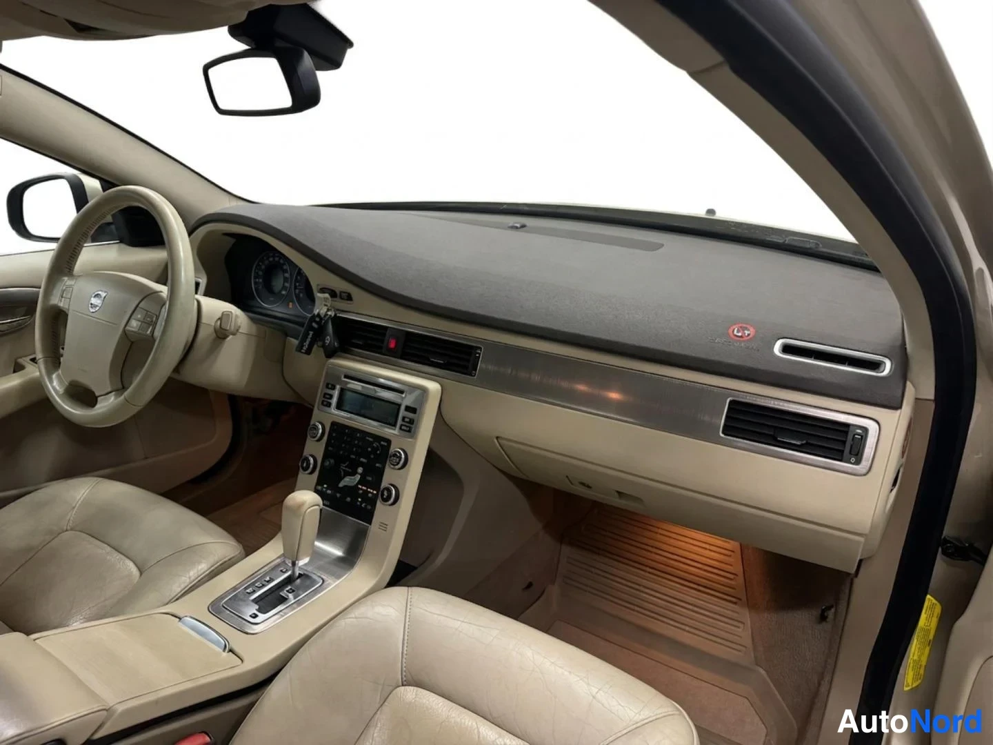 Keltainen Volvo S80 2007, ohjaamo, kuva 9