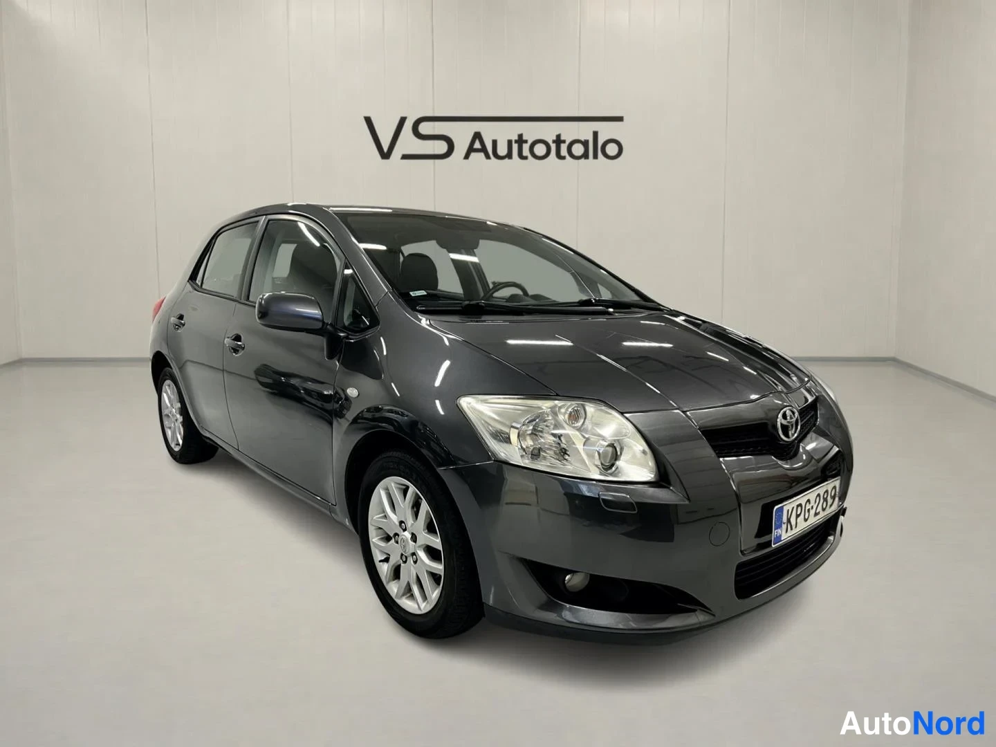 Harmaa Toyota Auris 2007, etuviisto, keula oikealle, kuva 2