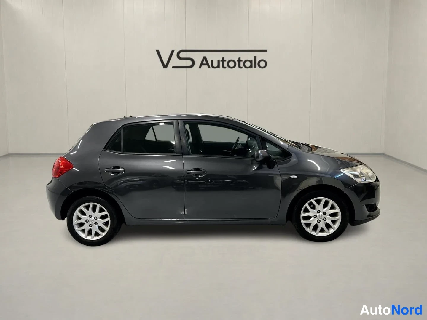Harmaa Toyota Auris 2007, etuviisto, keula oikealle, kuva 3