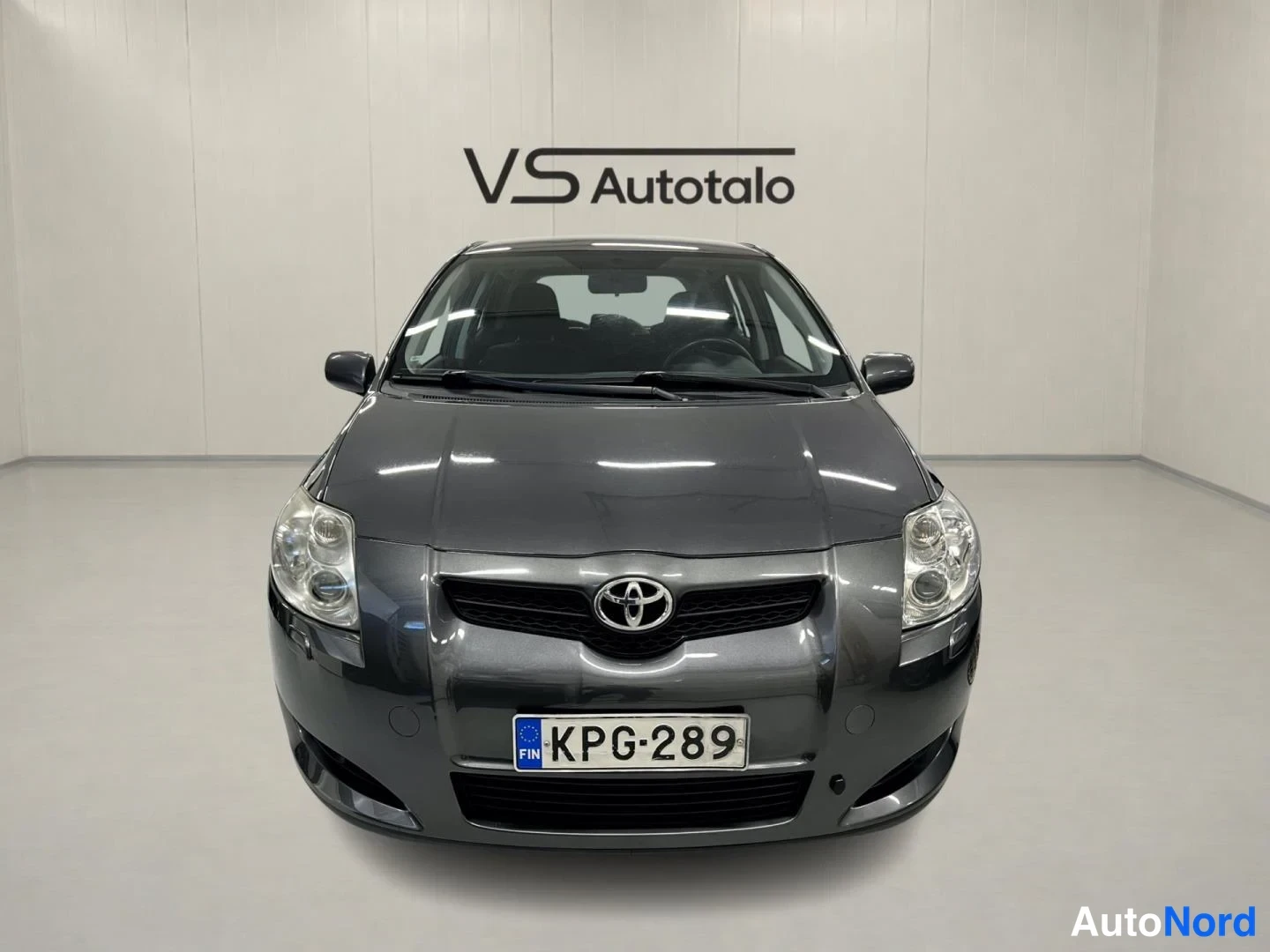 Harmaa Toyota Auris 2007, edestä, kuva 4