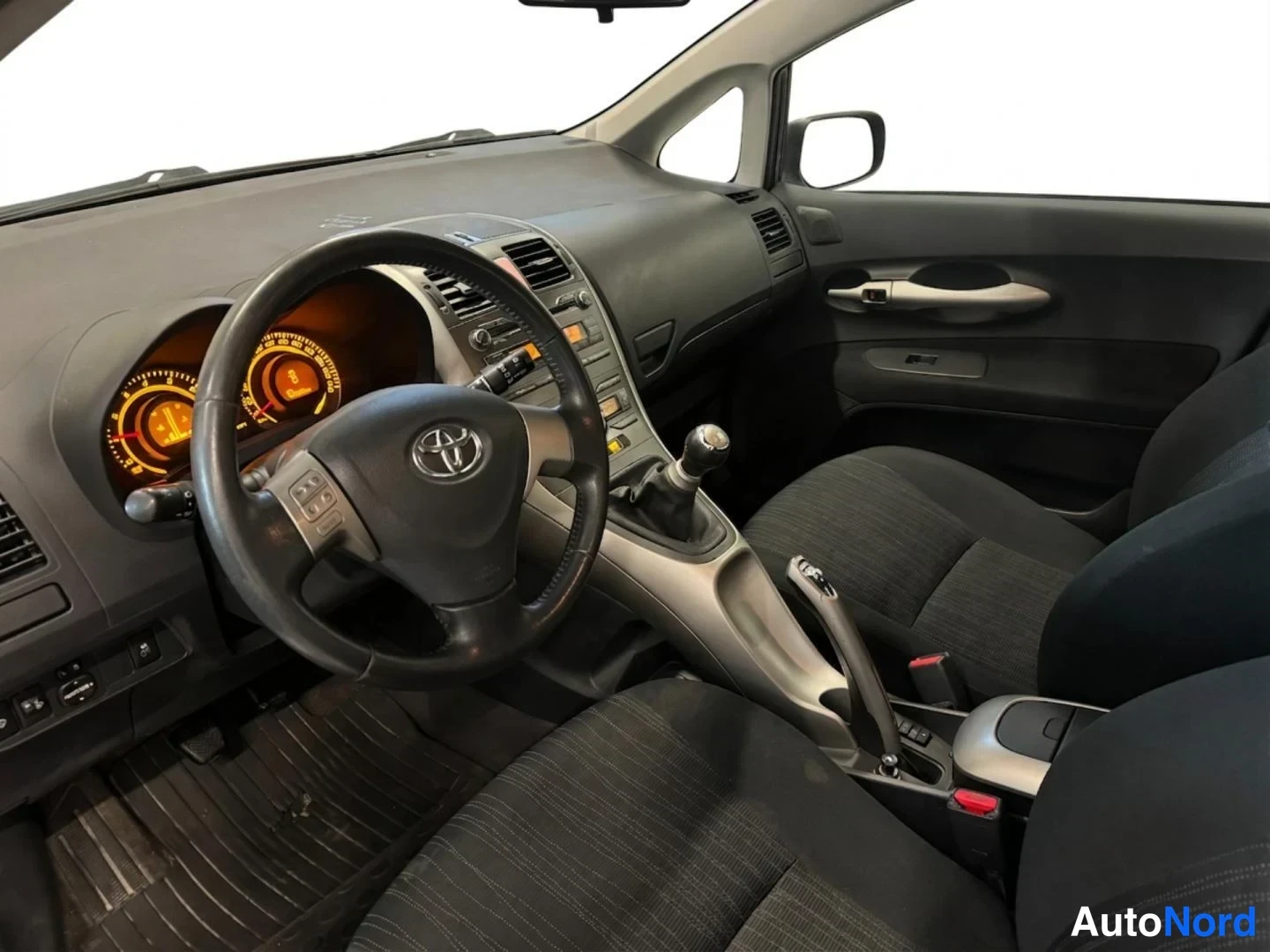 Harmaa Toyota Auris 2007, ohjaamo, kuva 8