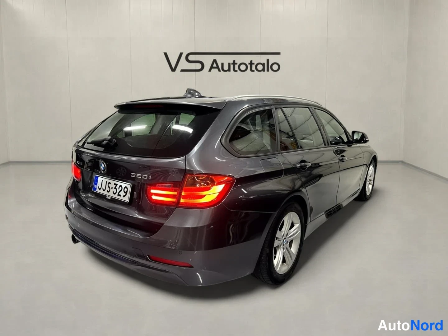 Harmaa BMW 320i xDrive 2015, takaviisto, kuva 5