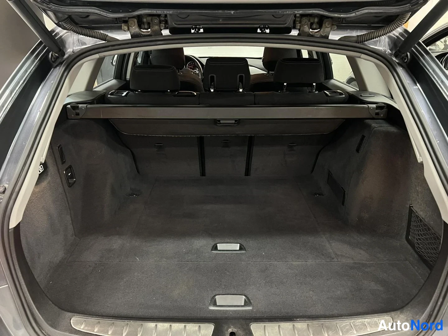 Harmaa BMW 320i xDrive 2015, tavaratila, kuva 14