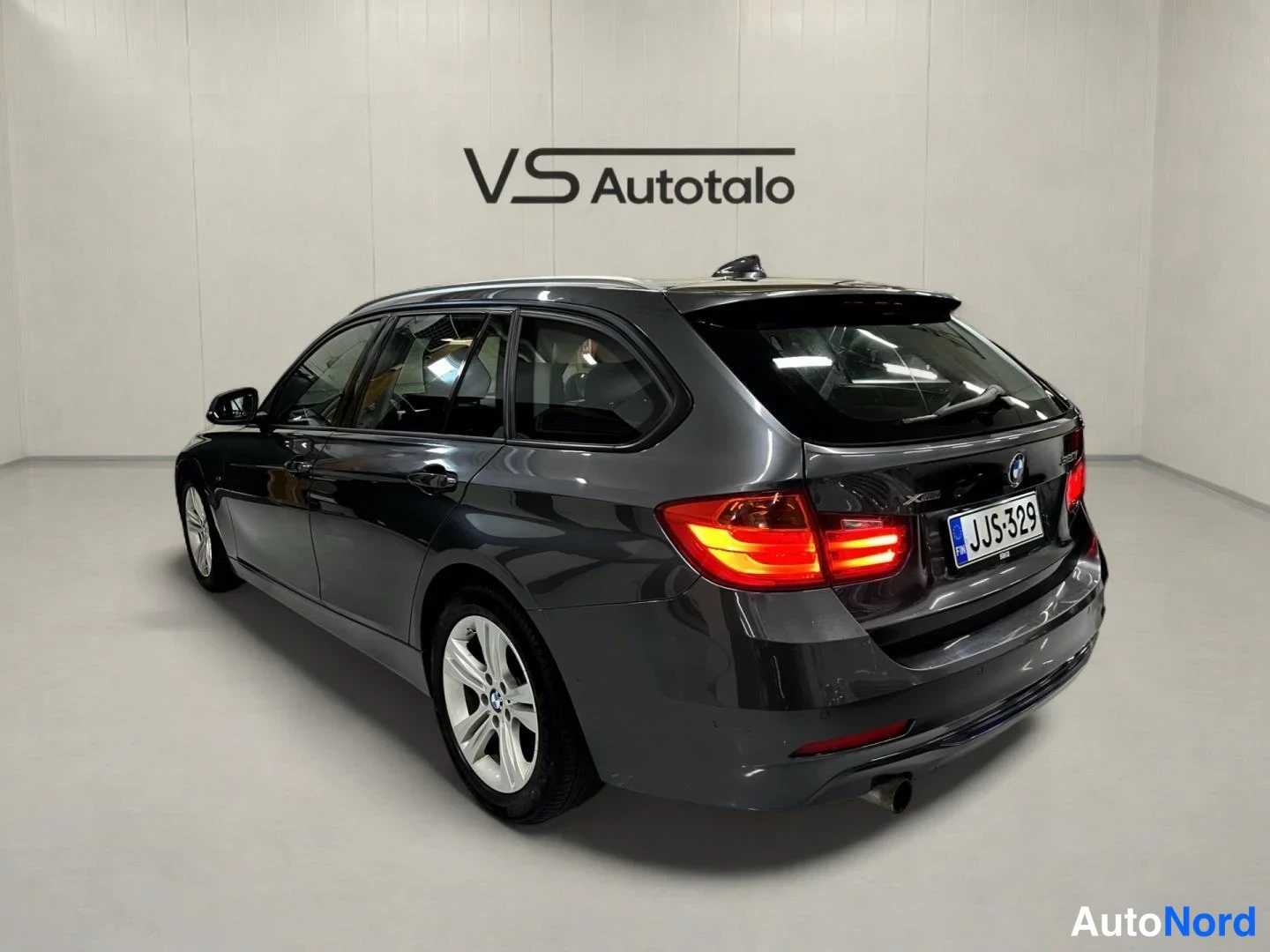 Harmaa BMW 320i xDrive 2015, takaviisto, kuva 6