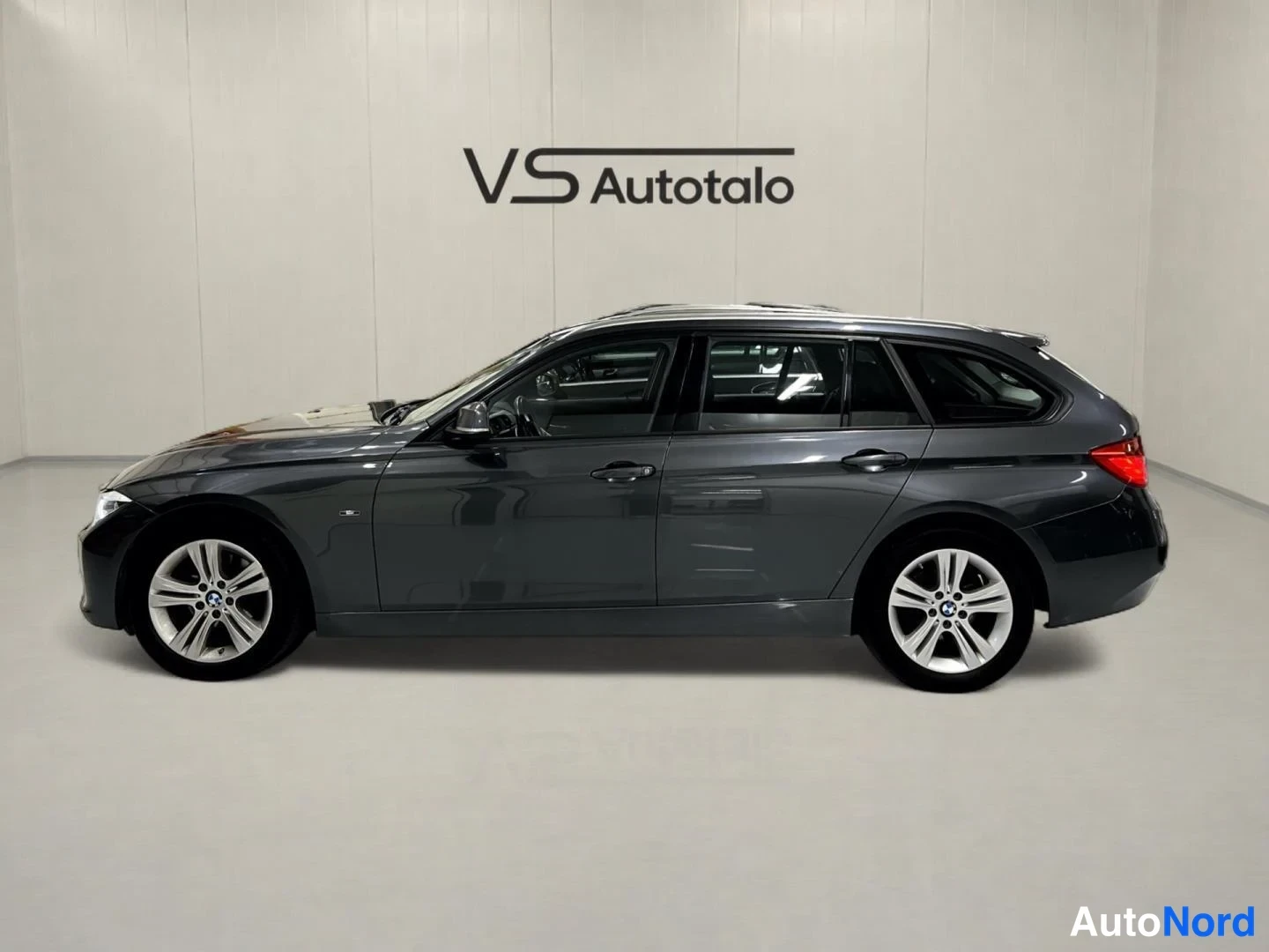 Harmaa BMW 320i xDrive 2015, sivulta, kuva 4