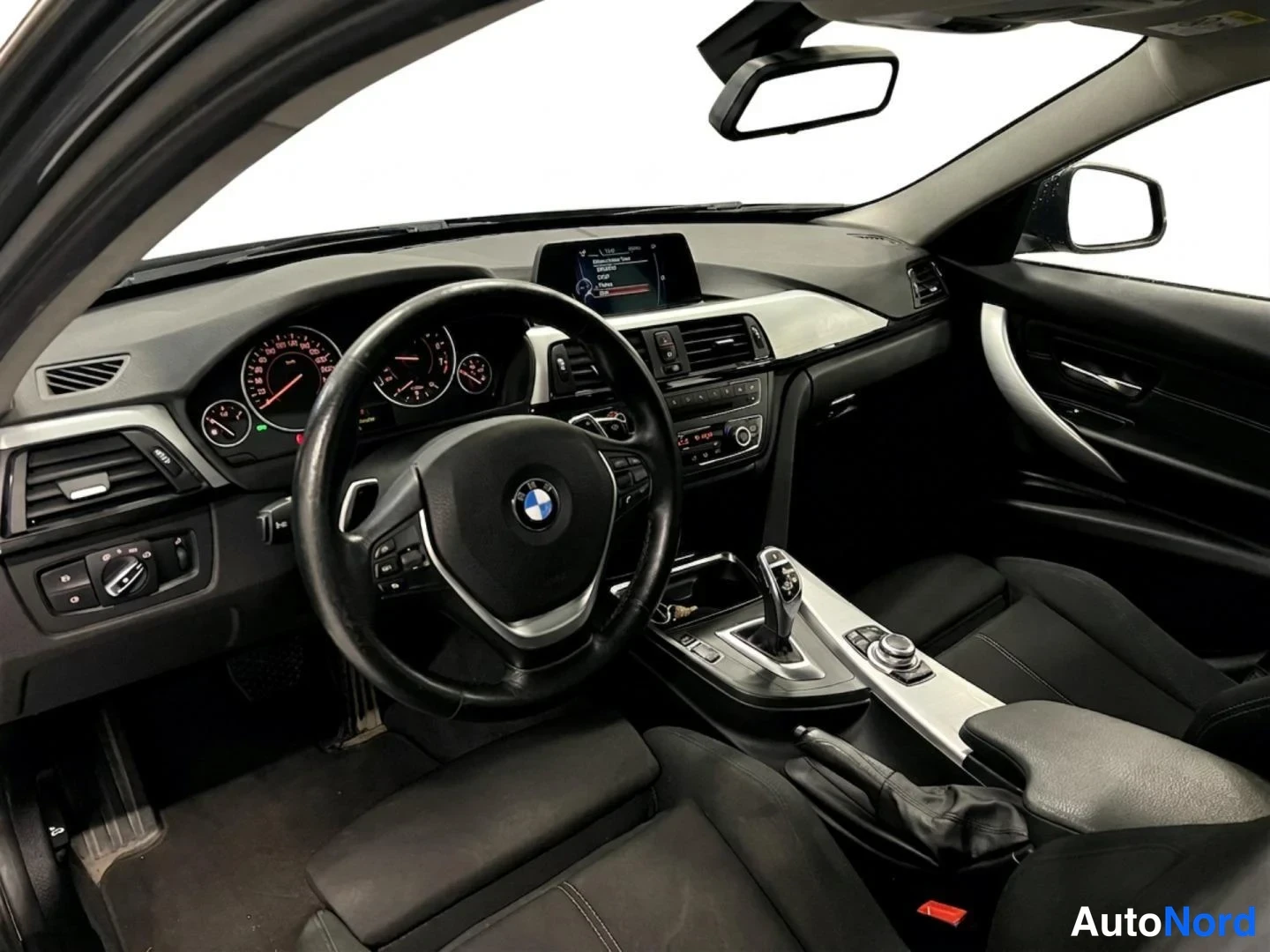 Harmaa BMW 320i xDrive 2015, ohjaamo, kuva 8