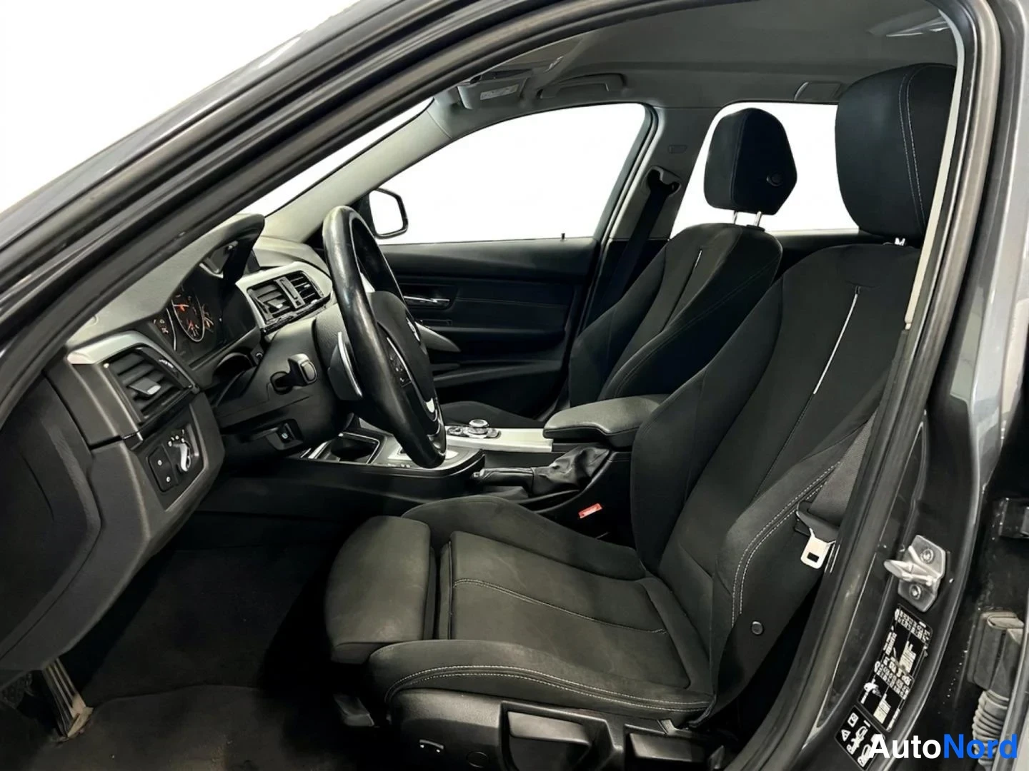 Harmaa BMW 320i xDrive 2015, etuistuimet, kuva 12