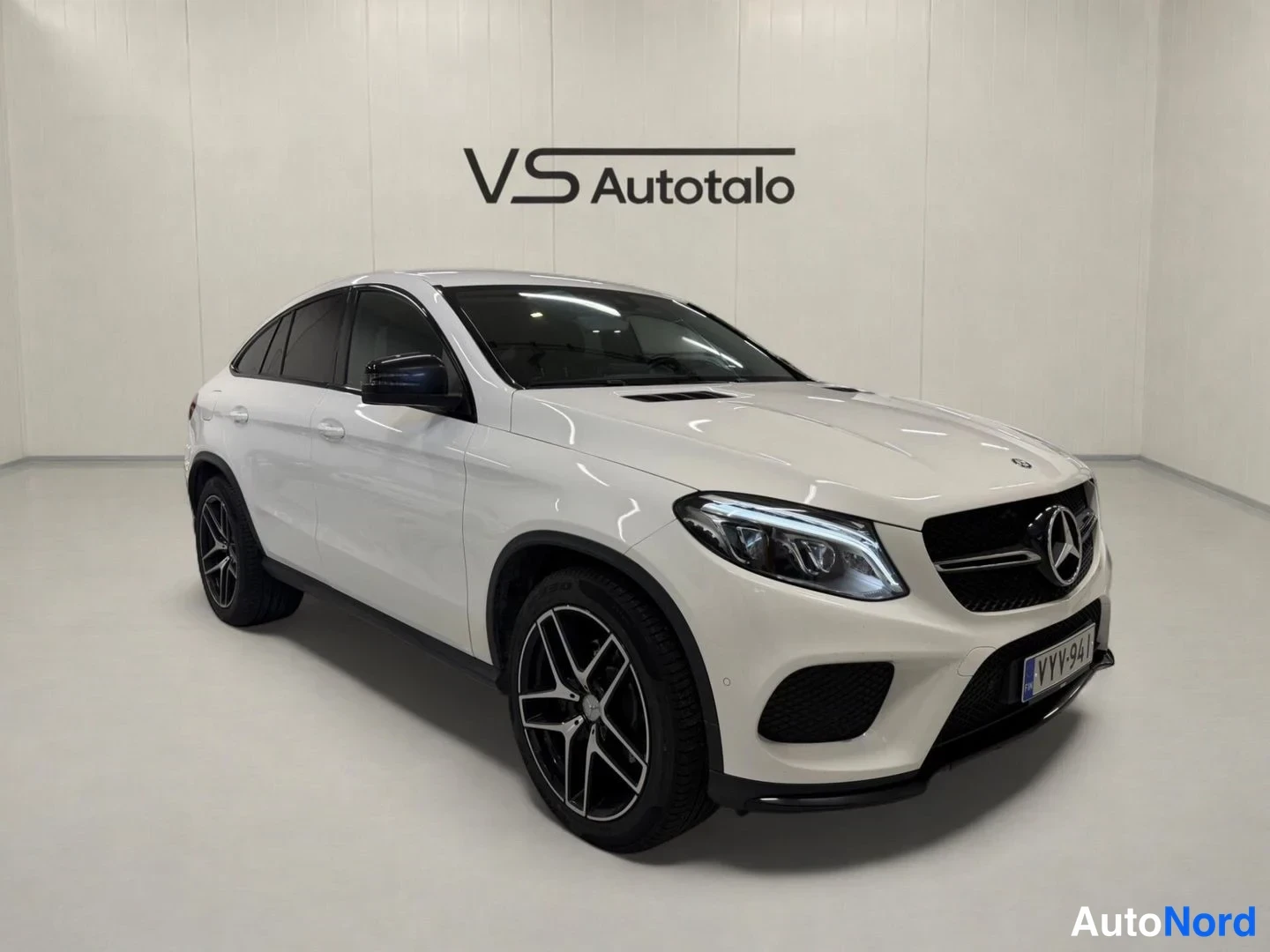 Valkoinen Mercedes-Benz GLE 350 d 4MATIC 2017, etuviisto, keula oikealle, kuva 3