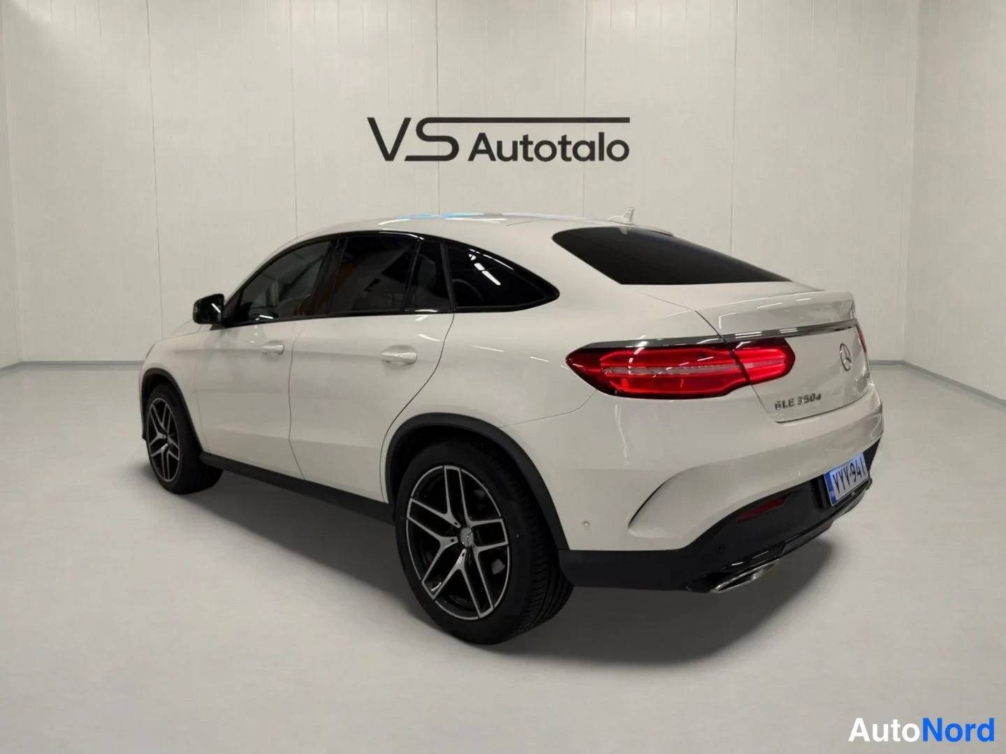 Valkoinen Mercedes-Benz GLE 350 d 4MATIC 2017, takaviisto, kuva 6