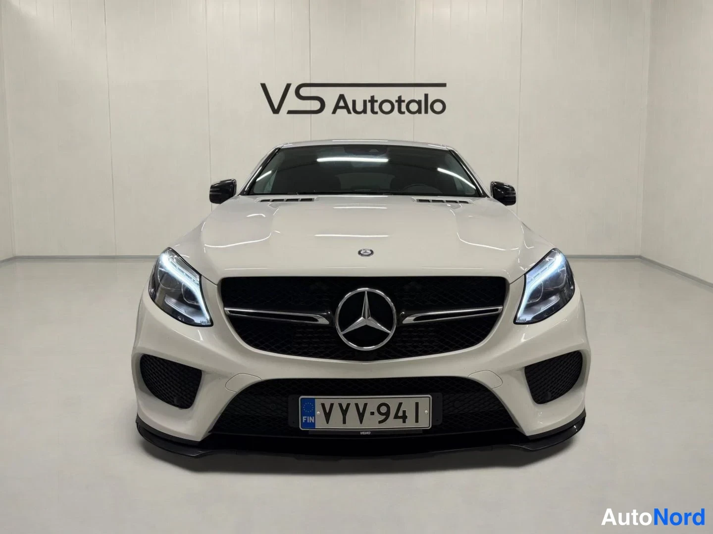 Valkoinen Mercedes-Benz GLE 350 d 4MATIC 2017, edestä, kuva 4