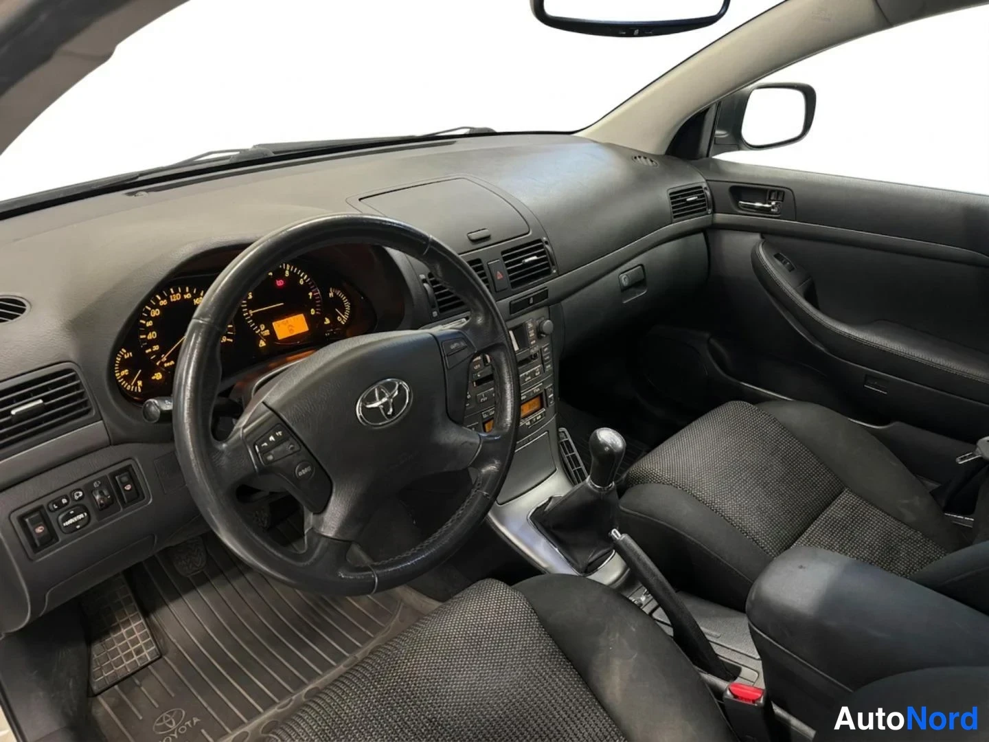 Hopea Toyota Avensis 2007, ohjaamo, kuva 8