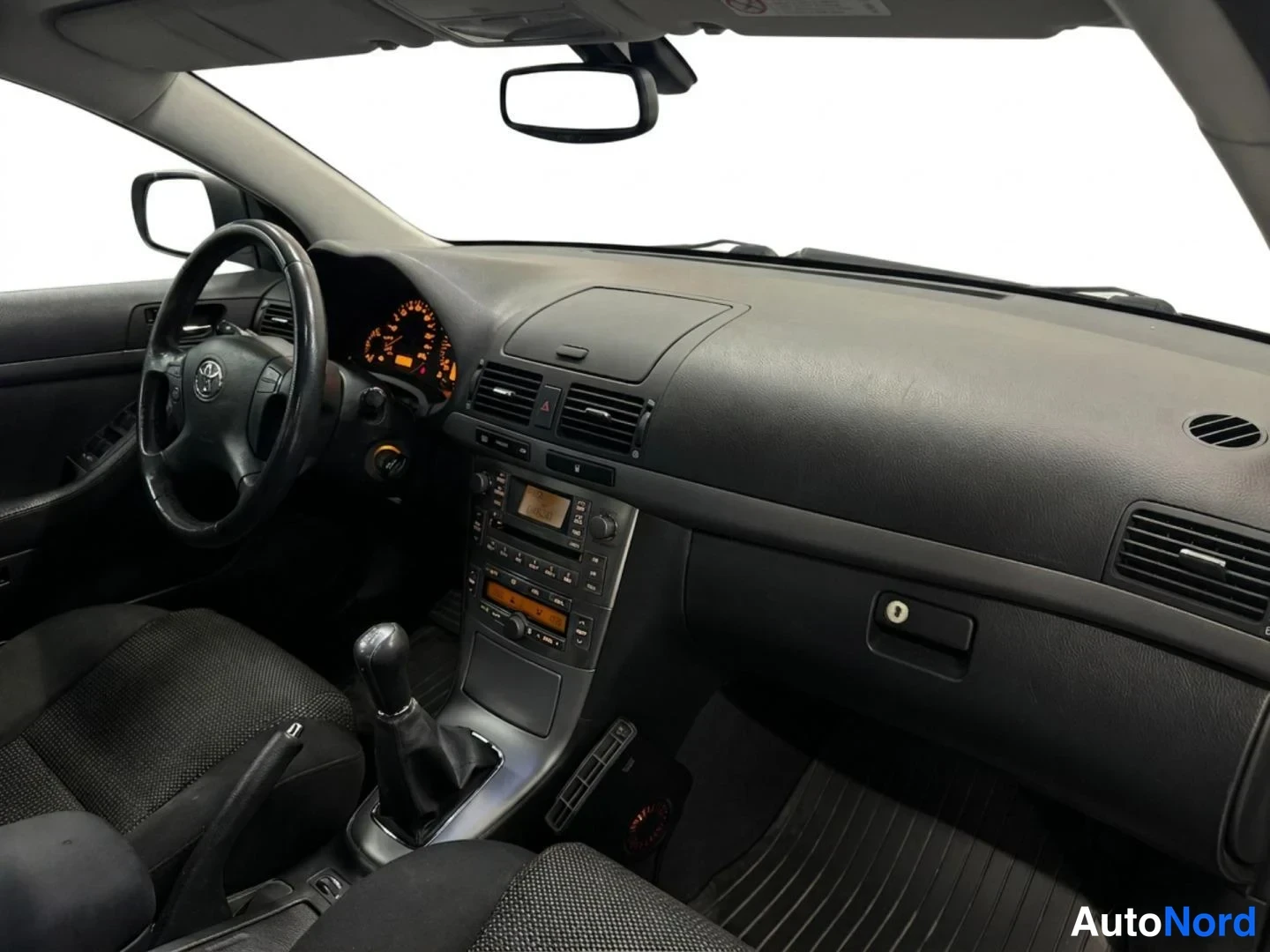 Hopea Toyota Avensis 2007, ohjaamo, kuva 9