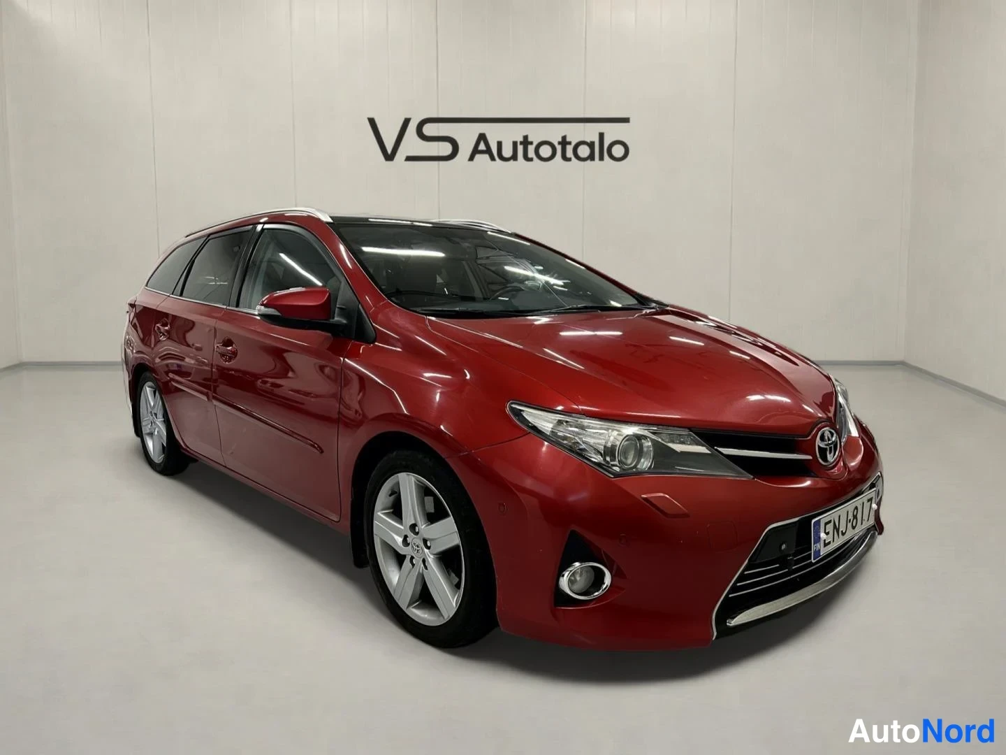 Punainen Toyota Auris Touring Sports 2014, etuviisto, keula oikealle, kuva 2
