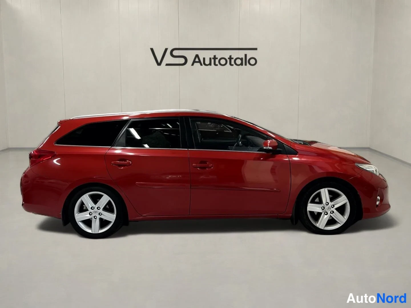 Punainen Toyota Auris Touring Sports 2014, sivulta, kuva 4