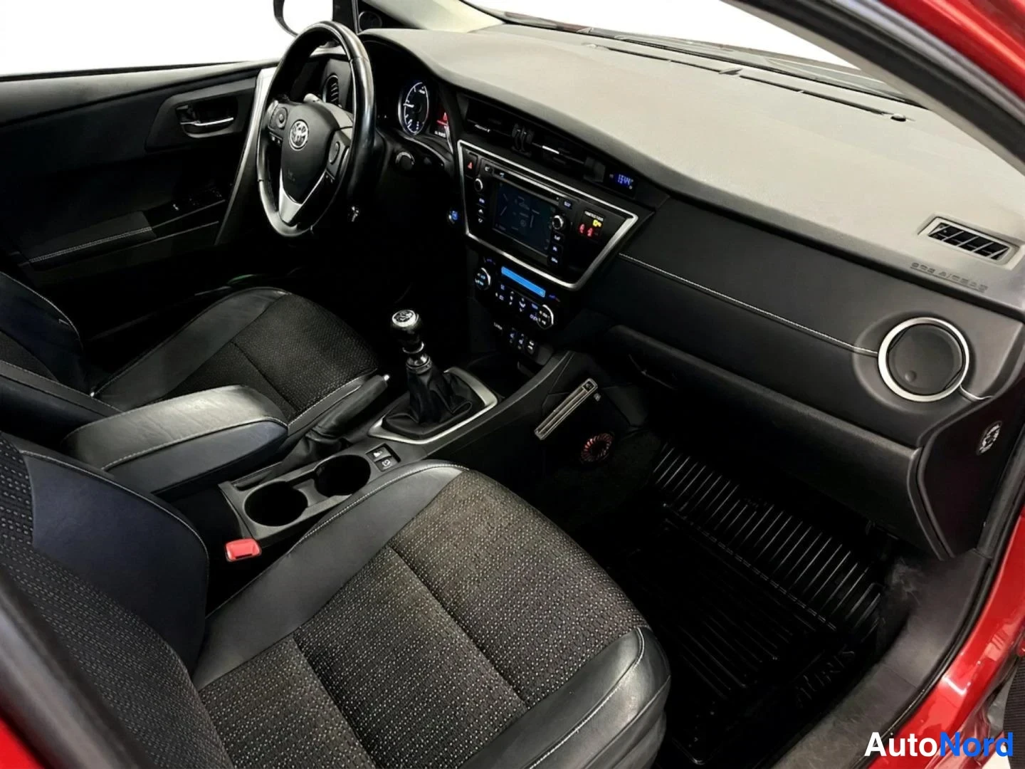 Punainen Toyota Auris Touring Sports 2014, ohjaamo, kuva 9