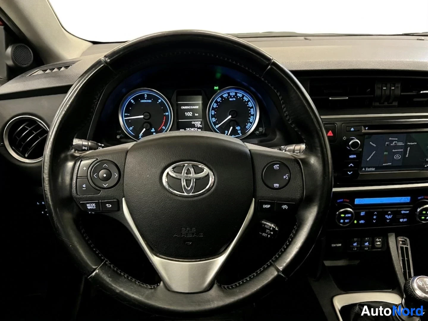 Punainen Toyota Auris Touring Sports 2014, yksityiskohta, kuva 12