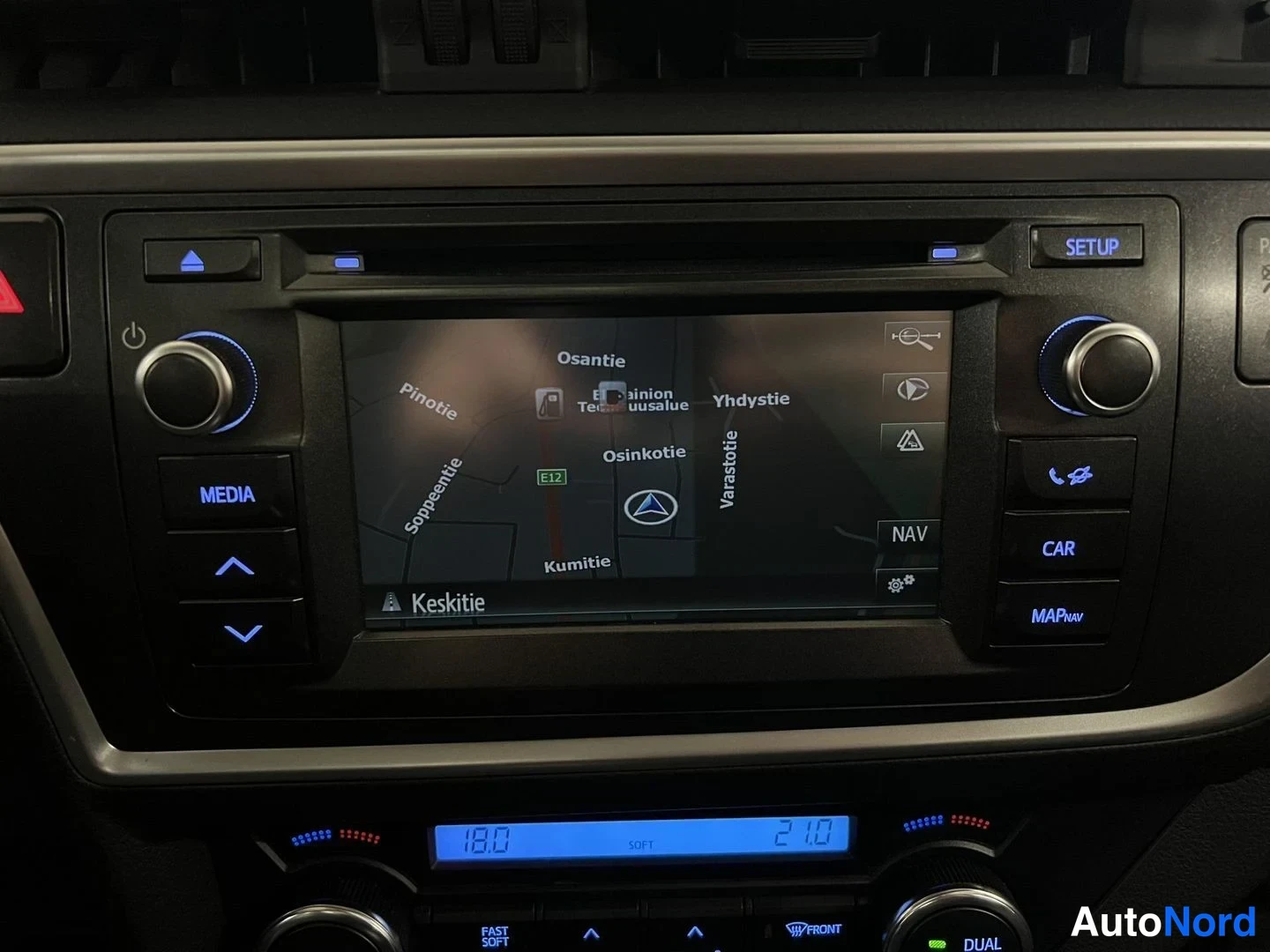 Punainen Toyota Auris Touring Sports 2014, yksityiskohta, kuva 15