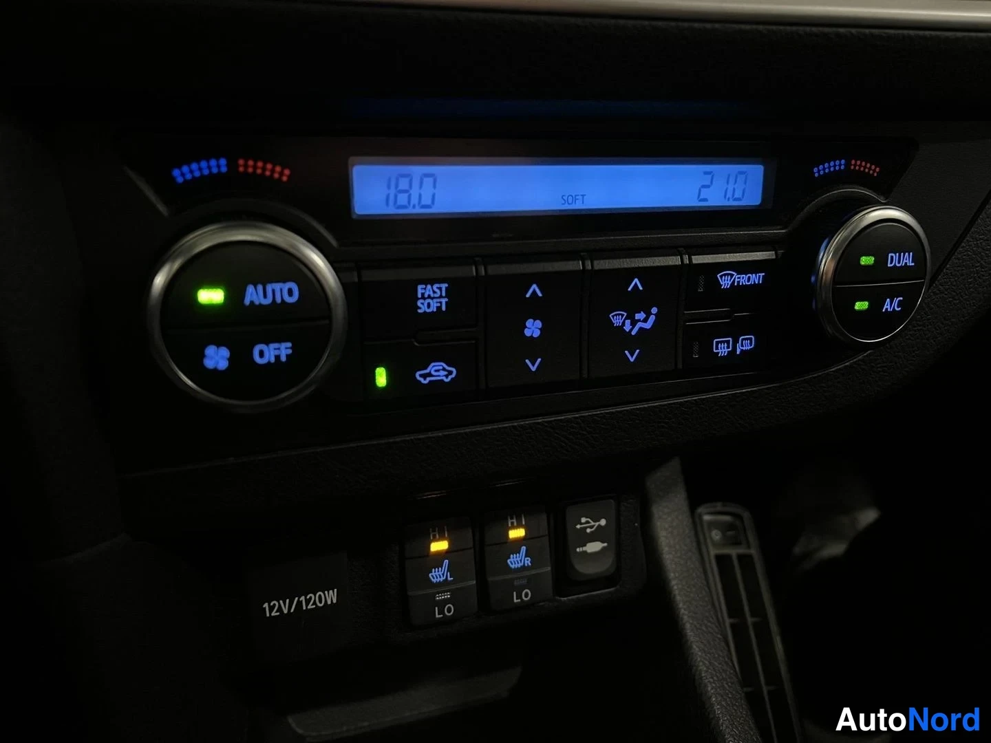 Punainen Toyota Auris Touring Sports 2014, yksityiskohta, kuva 16