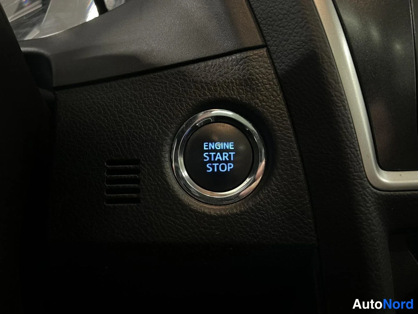 Punainen Toyota Auris Touring Sports 2014, yksityiskohta, kuva 17