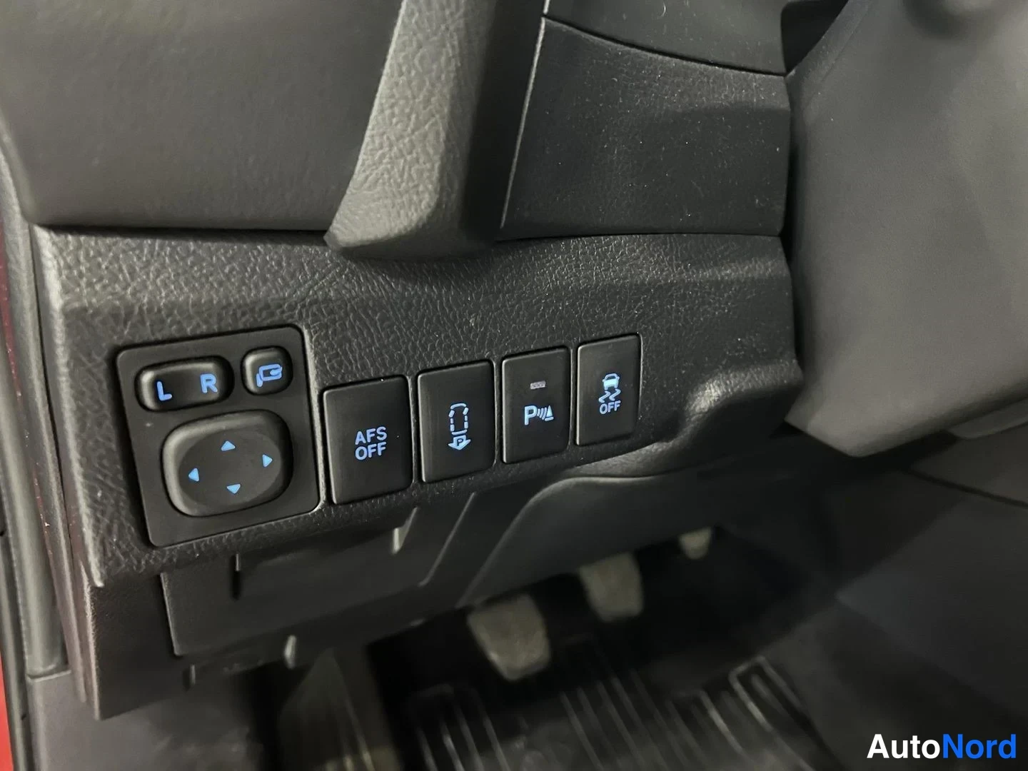 Punainen Toyota Auris Touring Sports 2014, yksityiskohta, kuva 13