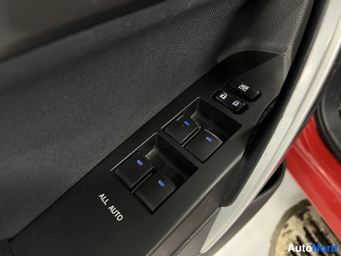 Punainen Toyota Auris Touring Sports 2014, yksityiskohta, kuva 14