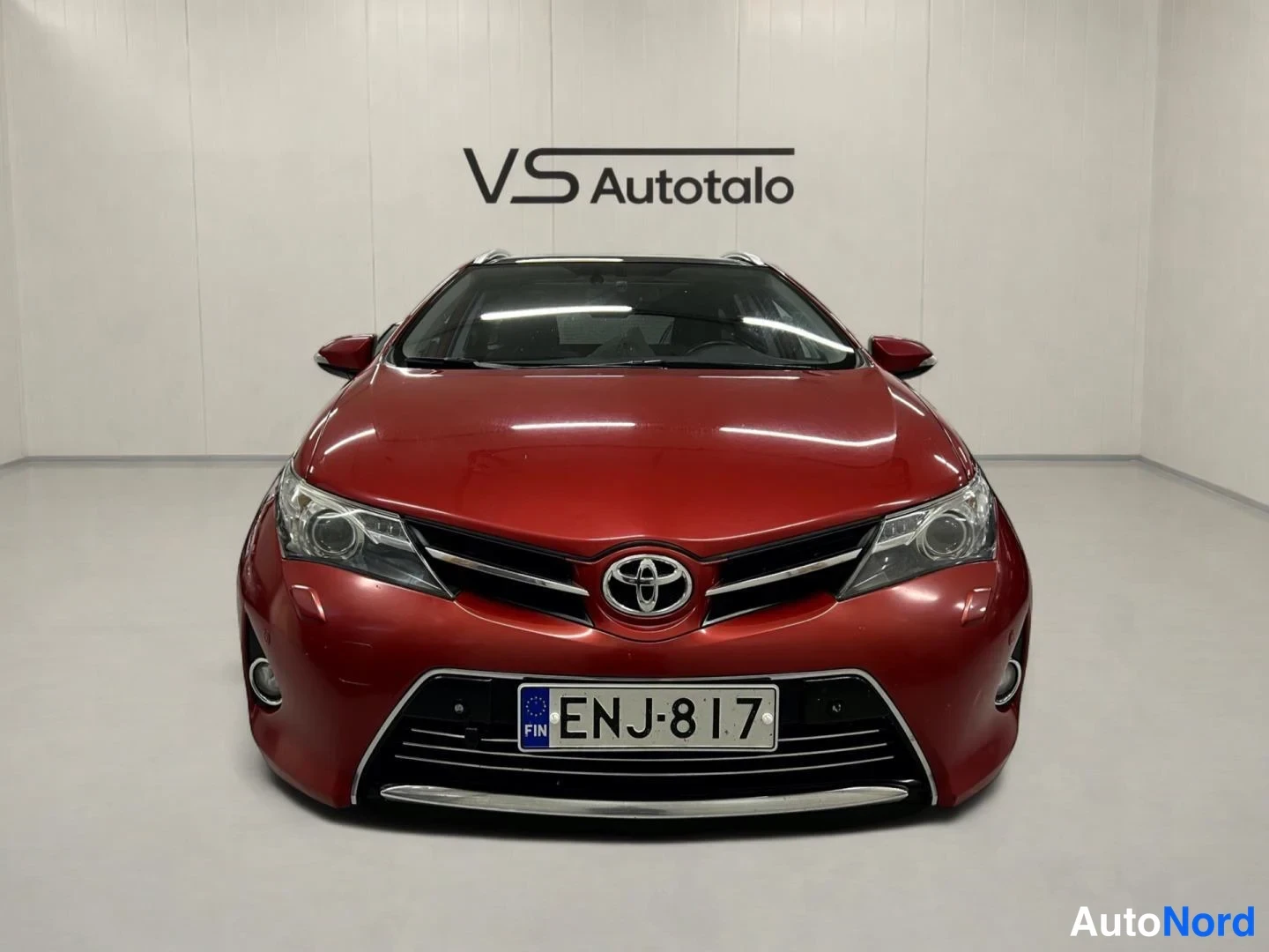 Punainen Toyota Auris Touring Sports 2014, edestä, kuva 3