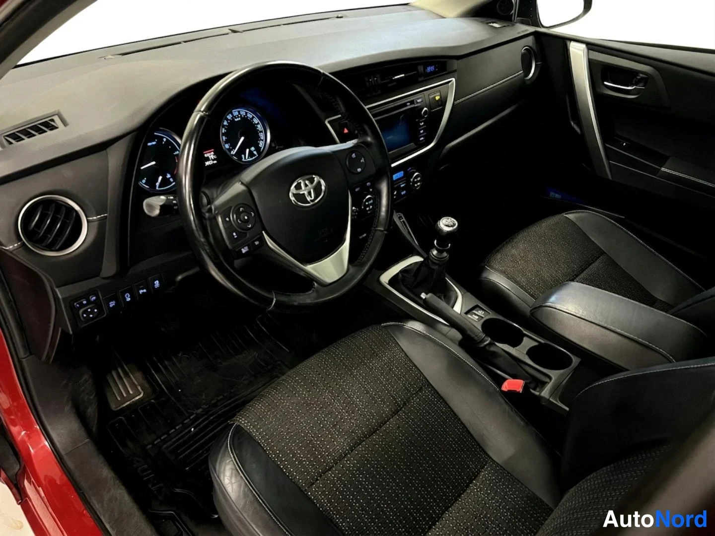 Punainen Toyota Auris Touring Sports 2014, ohjaamo, kuva 8