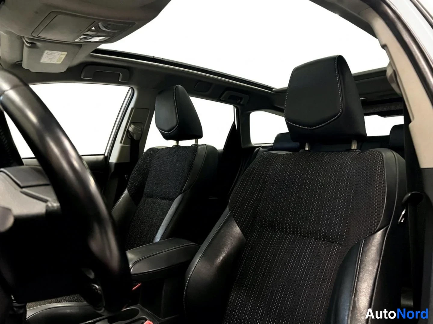 Punainen Toyota Auris Touring Sports 2014, etuistuimet, kuva 10