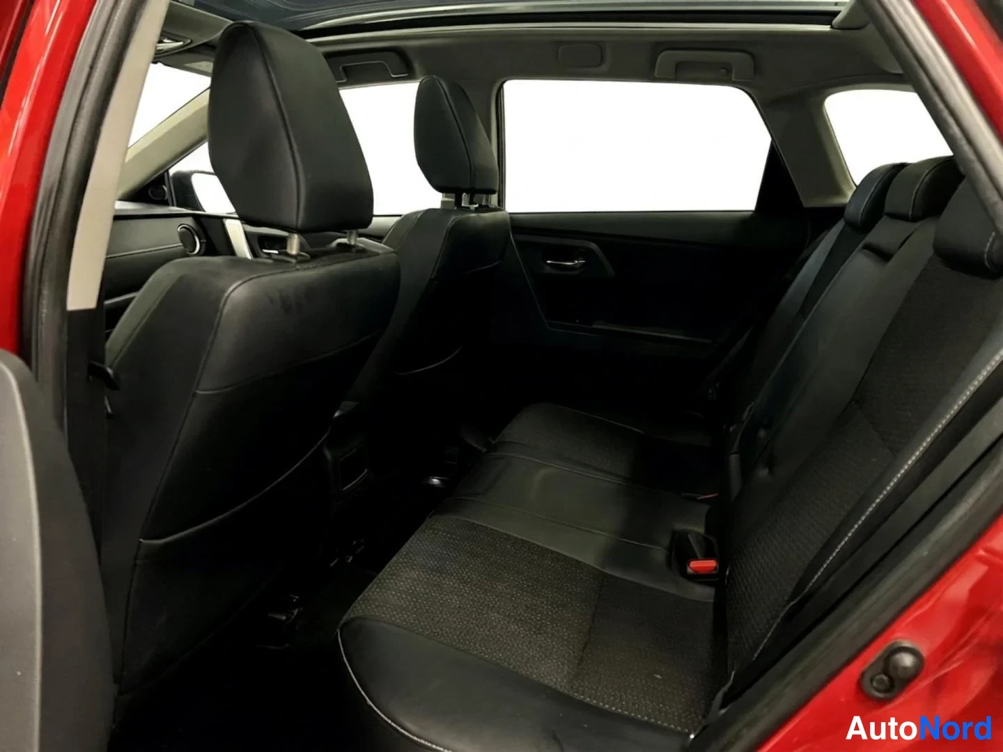 Punainen Toyota Auris Touring Sports 2014, takaistuimet, kuva 11