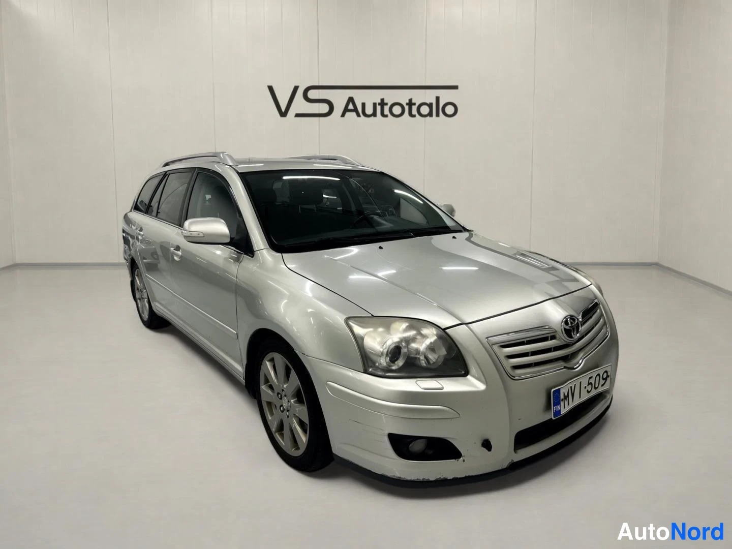 Hopea Toyota Avensis 2007, etuviisto, keula oikealle, kuva 2