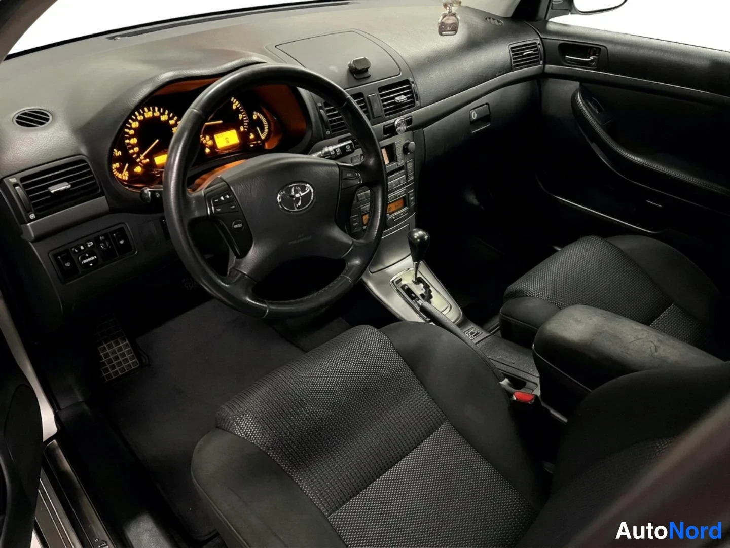 Hopea Toyota Avensis 2007, ohjaamo, kuva 8