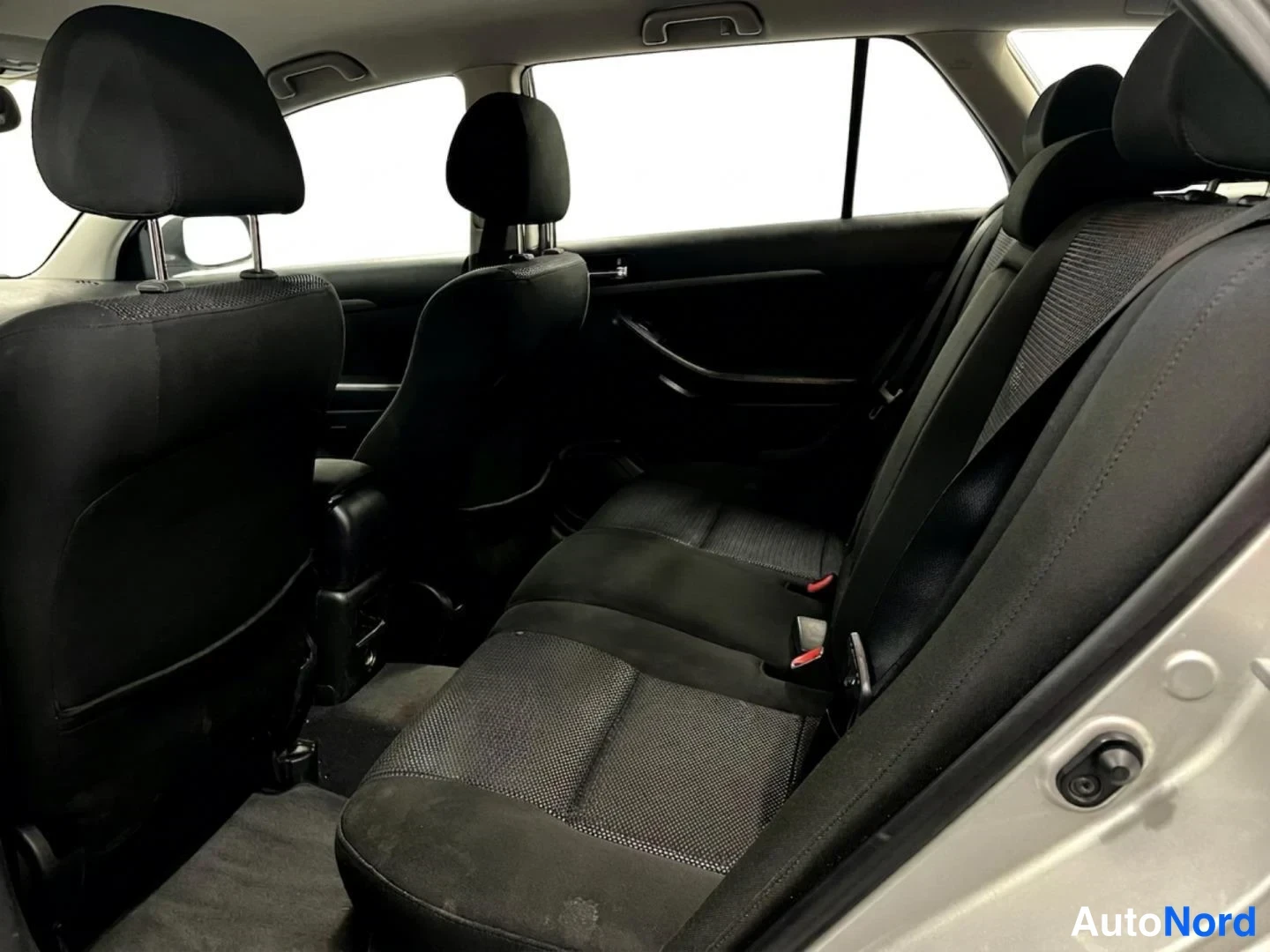 Hopea Toyota Avensis 2007, takaistuimet, kuva 11