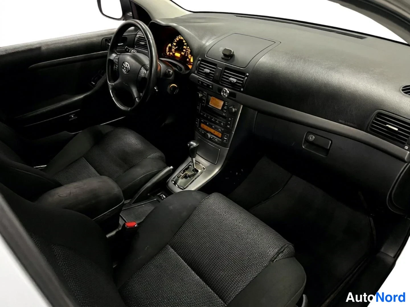 Hopea Toyota Avensis 2007, ohjaamo, kuva 9