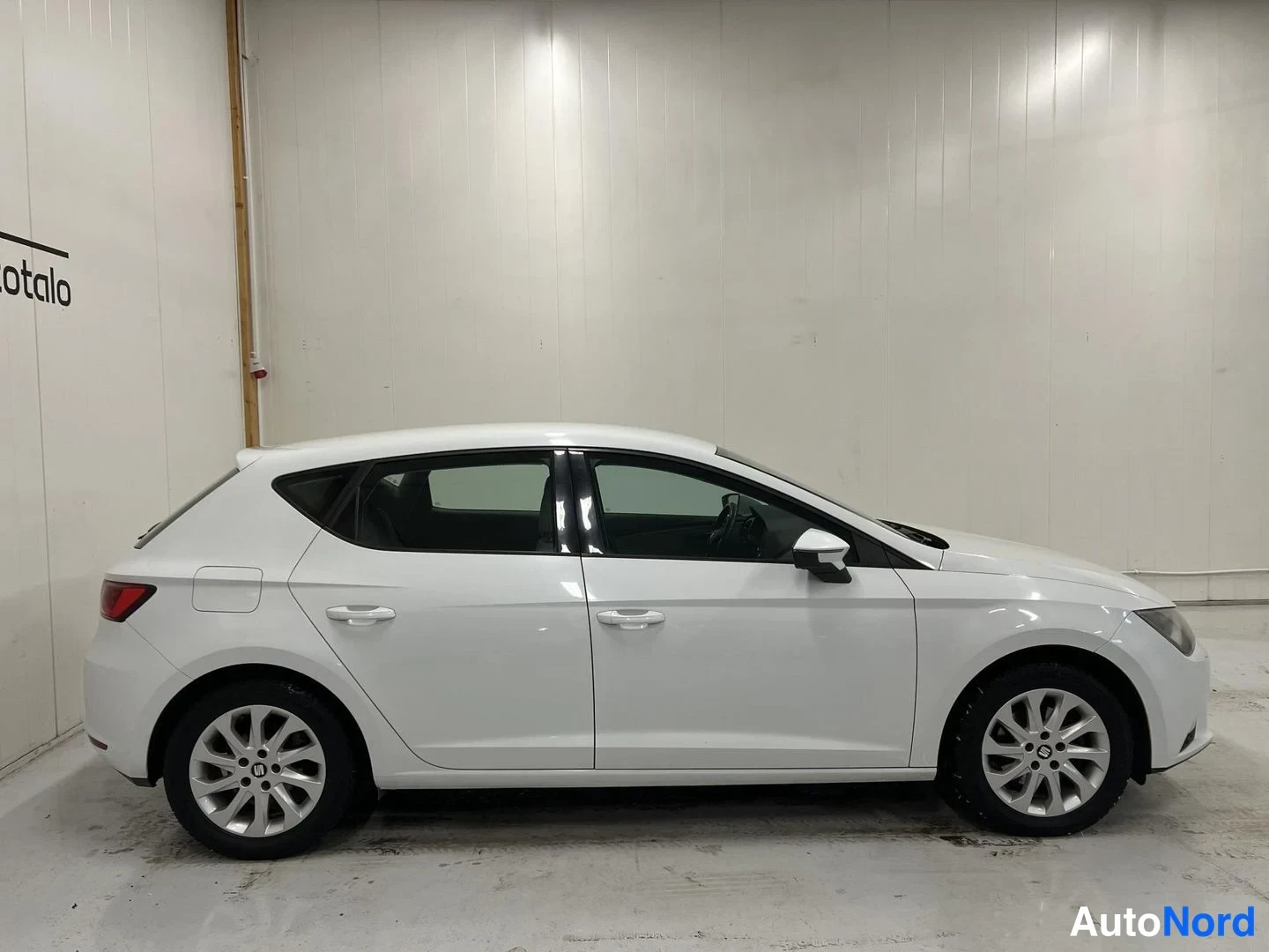 Valkoinen Seat Leon 2013, sivulta, kuva 4