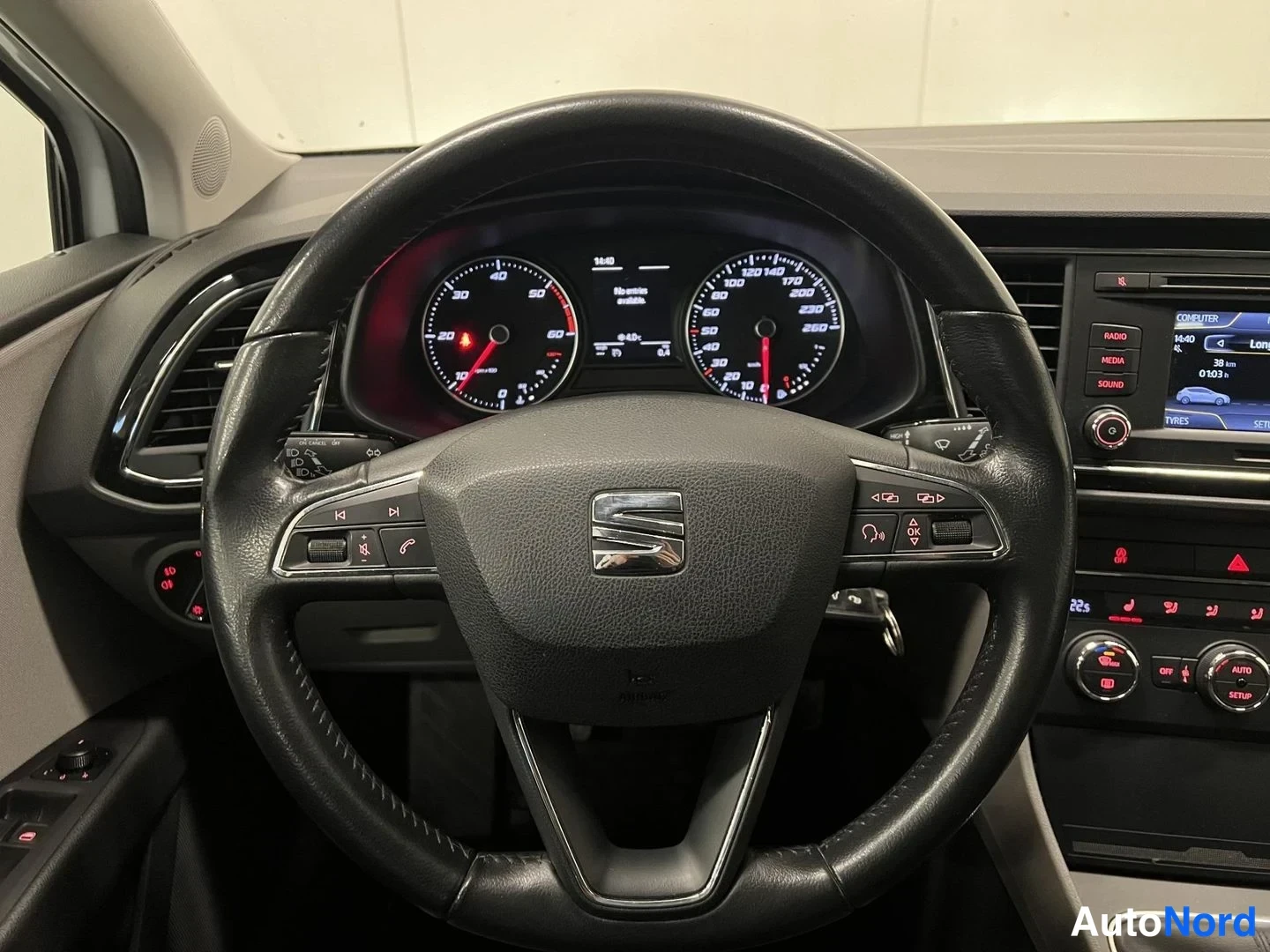 Valkoinen Seat Leon 2013, yksityiskohta, kuva 11