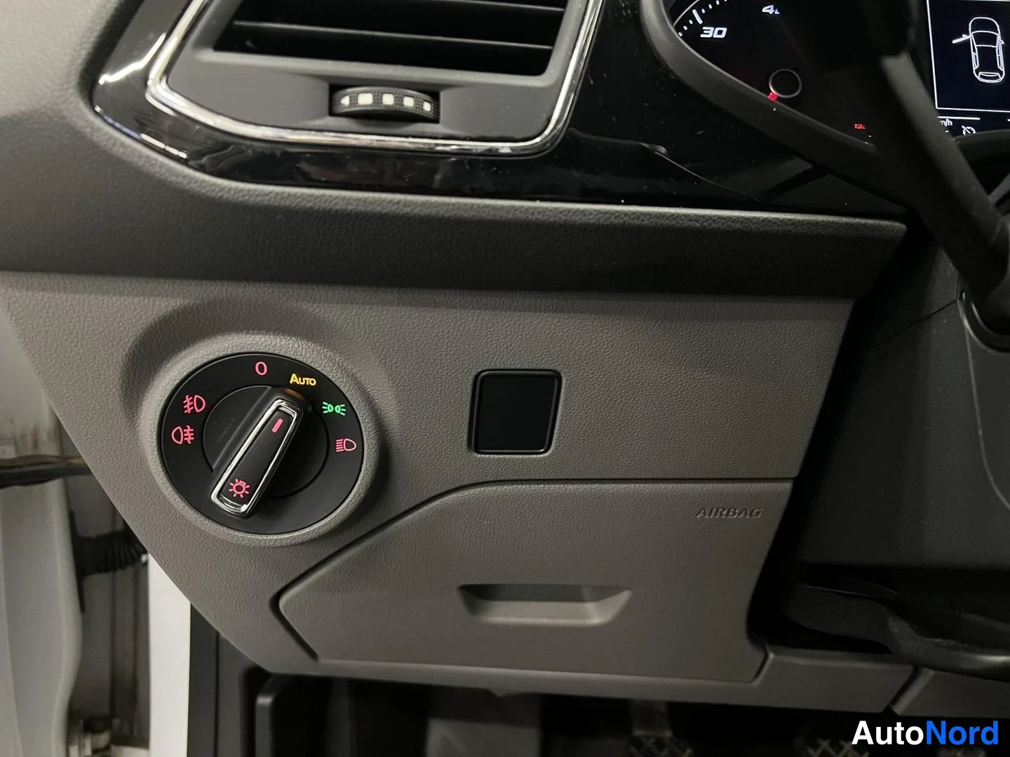 Valkoinen Seat Leon 2013, yksityiskohta, kuva 15
