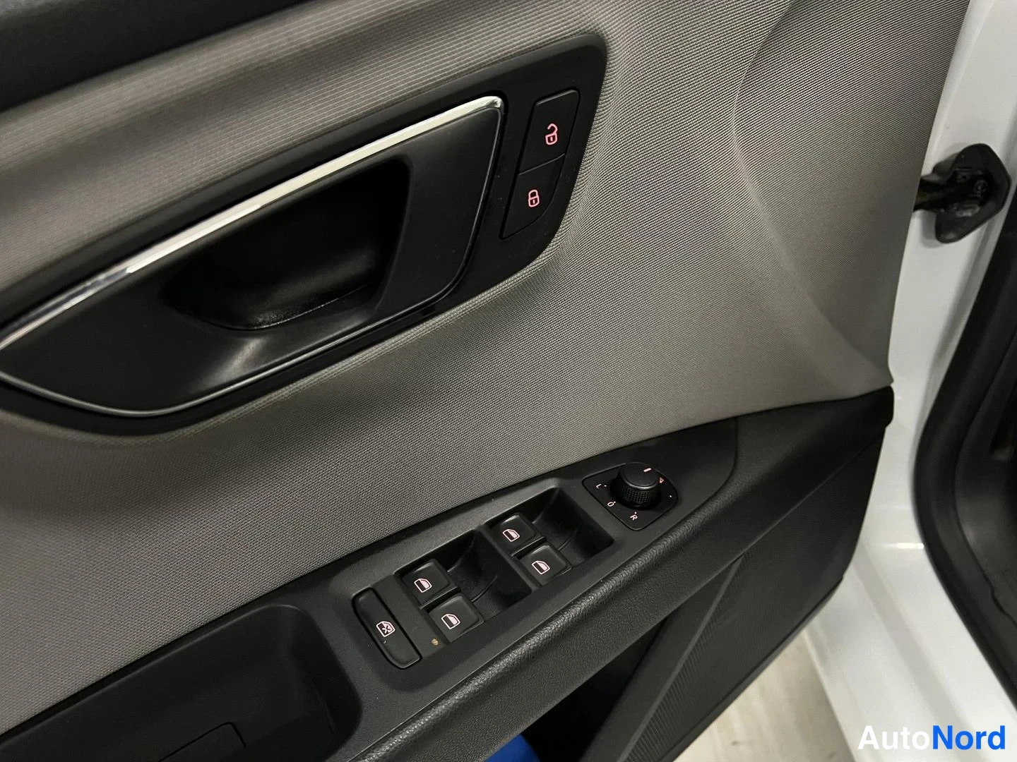Valkoinen Seat Leon 2013, yksityiskohta, kuva 16