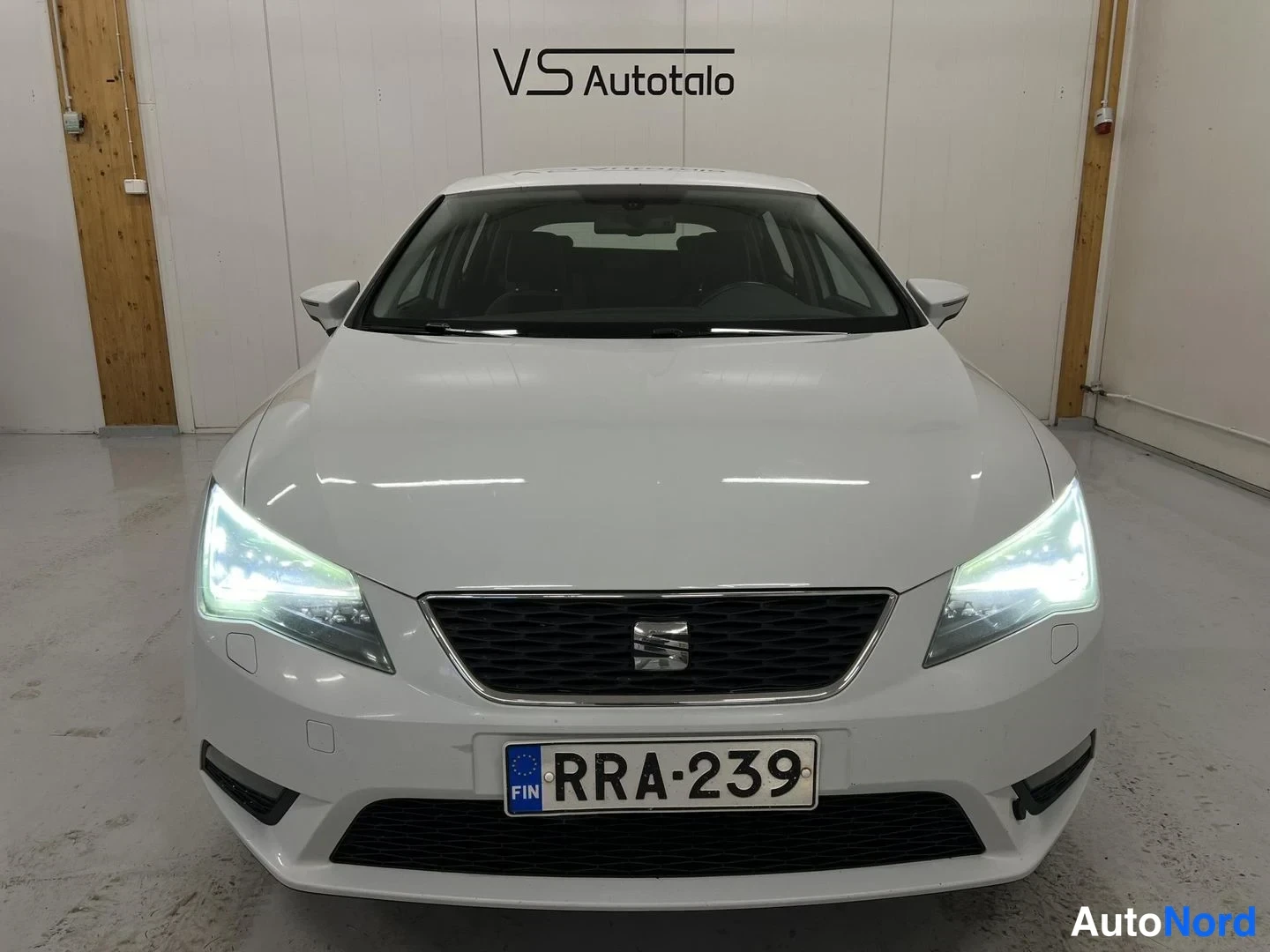 Valkoinen Seat Leon 2013, edestä, kuva 2