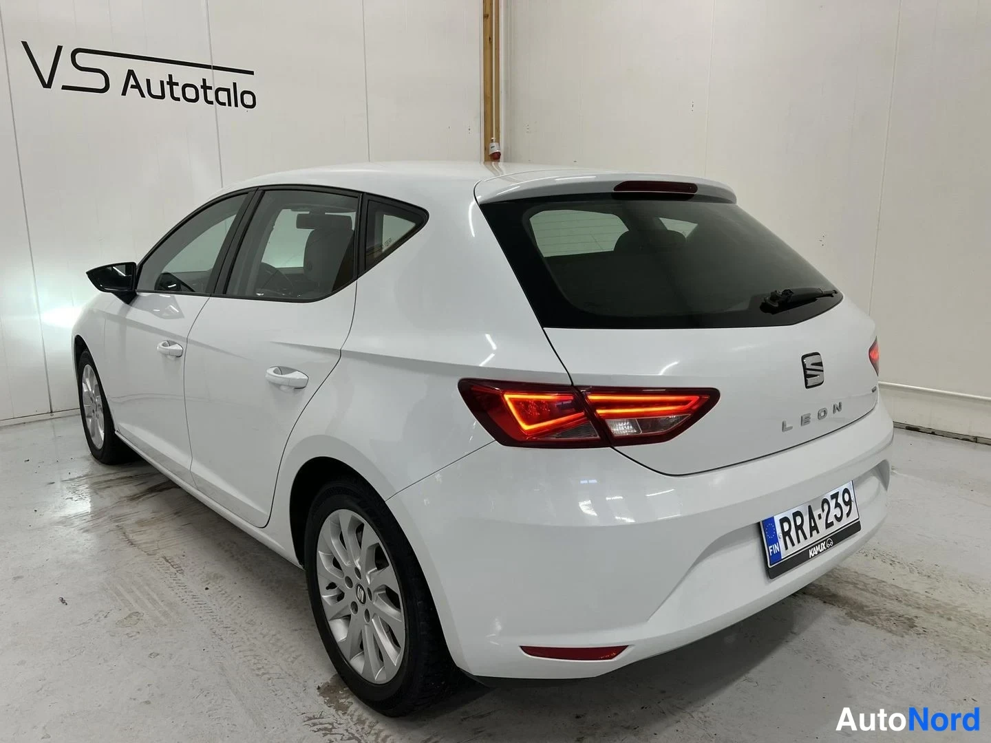 Valkoinen Seat Leon 2013, takaviisto, kuva 5