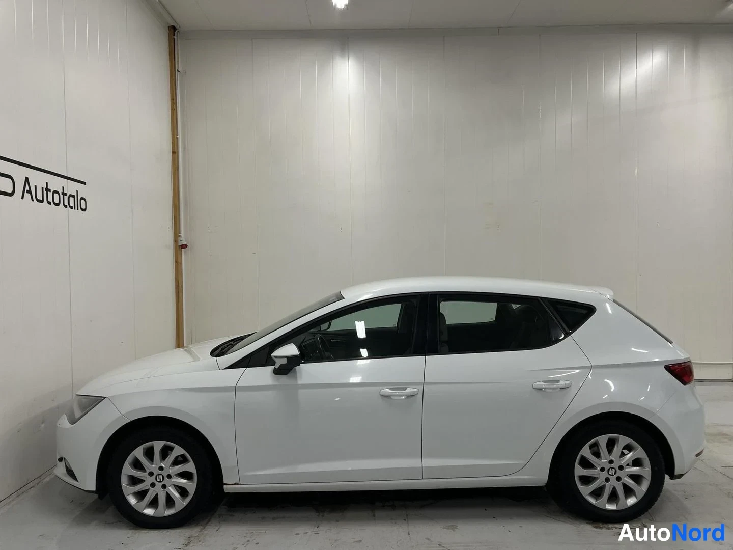 Valkoinen Seat Leon 2013, sivulta, kuva 3