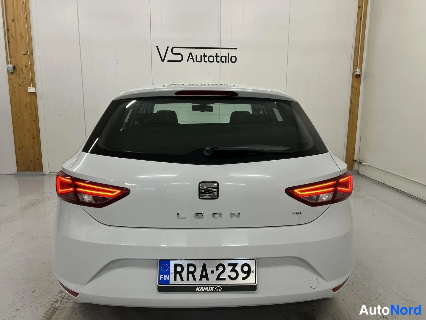 Valkoinen Seat Leon 2013, takaa, kuva 6