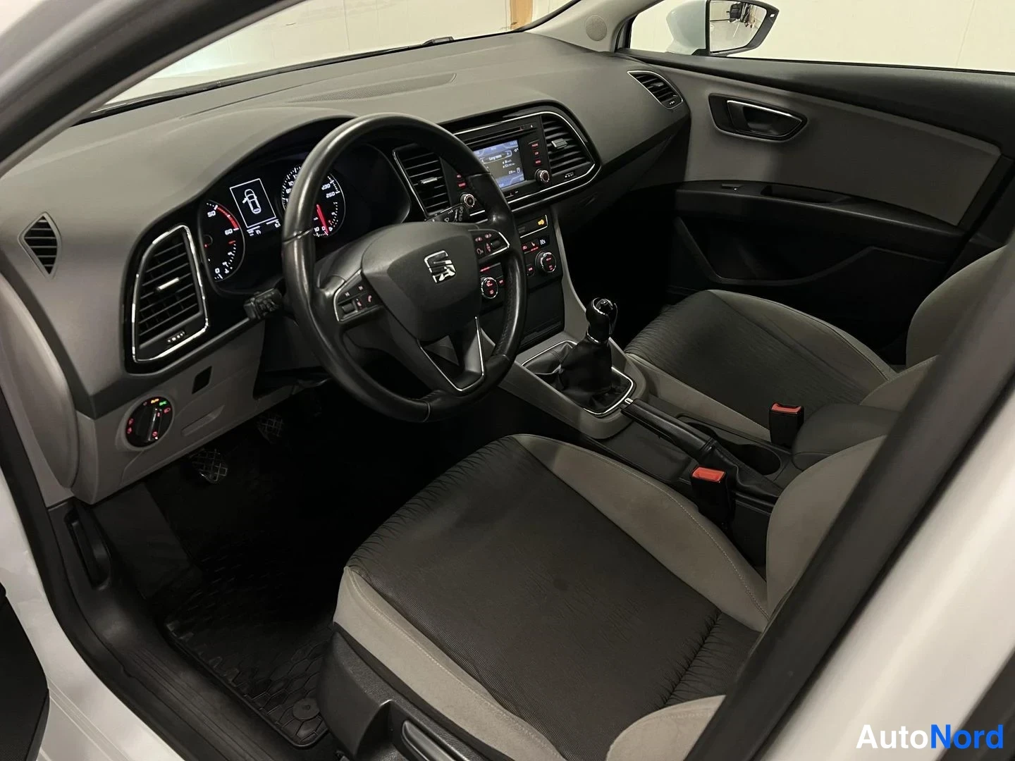 Valkoinen Seat Leon 2013, ohjaamo, kuva 7