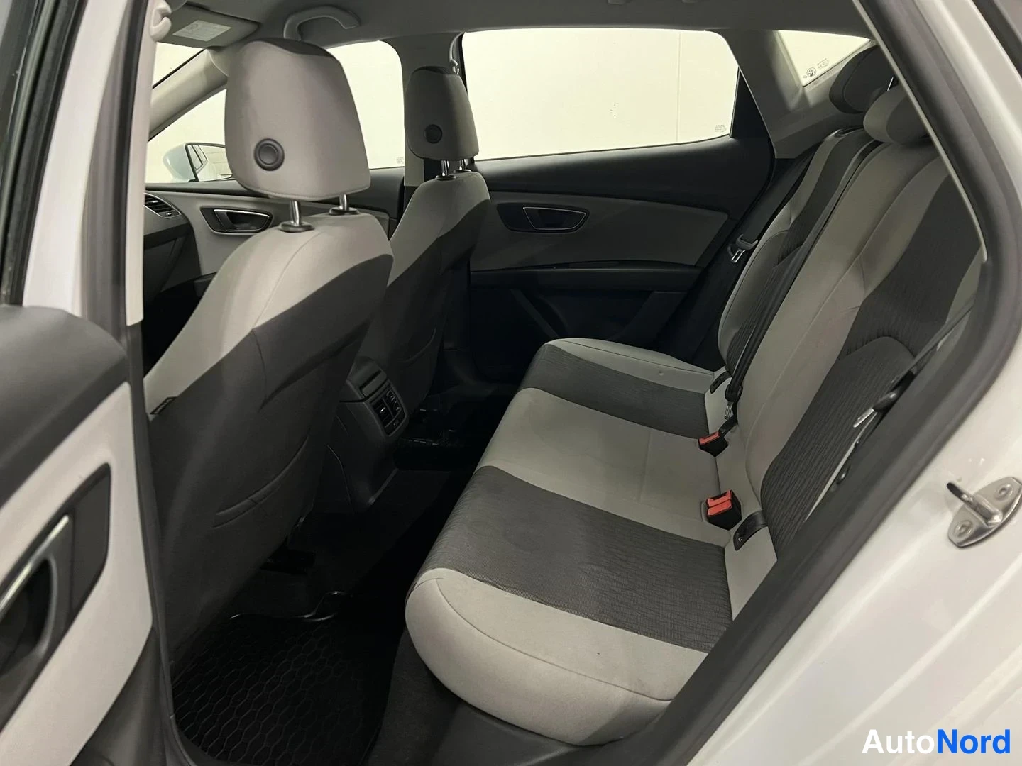 Valkoinen Seat Leon 2013, takaistuimet, kuva 10