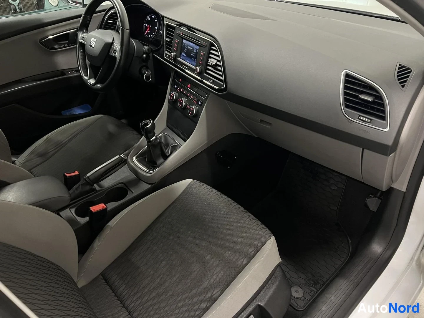 Valkoinen Seat Leon 2013, ohjaamo, kuva 8