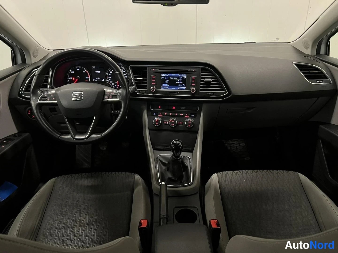 Valkoinen Seat Leon 2013, ohjaamo, kuva 9