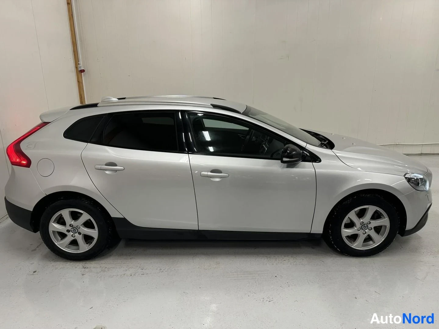 Harmaa Volvo V40 Cross Country 2016, takaviisto, kuva 4