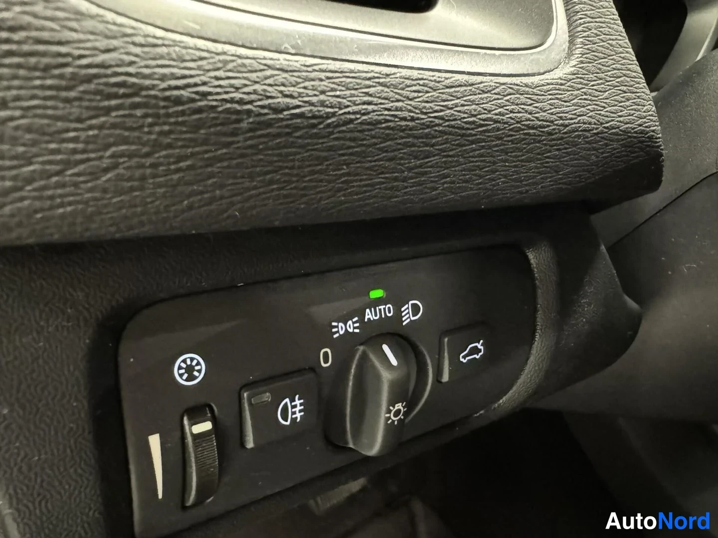 Harmaa Volvo V40 Cross Country 2016, yksityiskohta, kuva 16