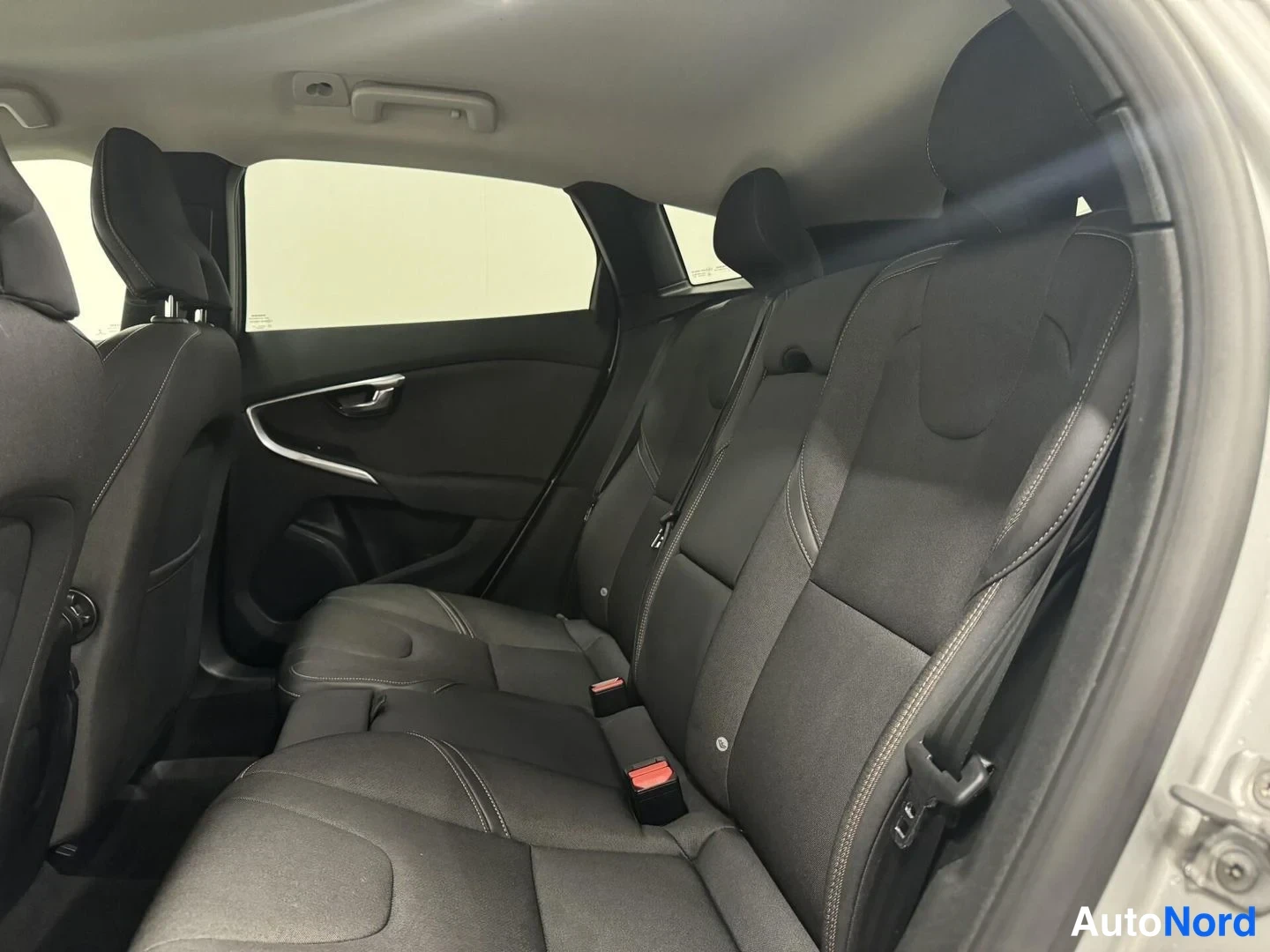 Harmaa Volvo V40 Cross Country 2016, takaistuimet, kuva 10
