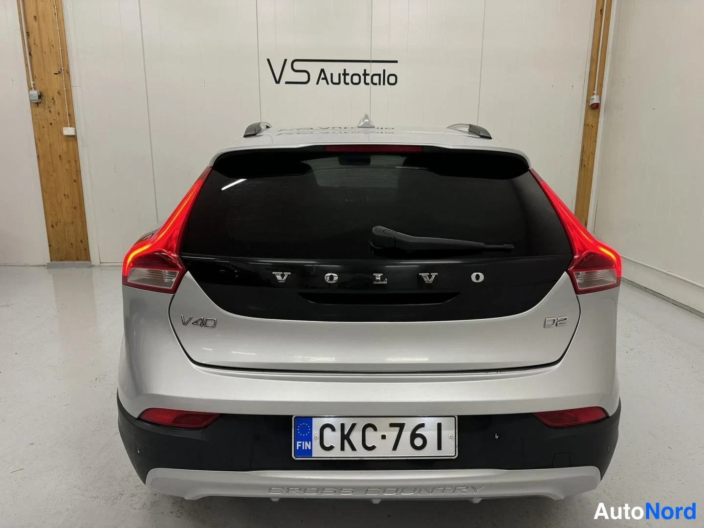 Harmaa Volvo V40 Cross Country 2016, takaa, kuva 6