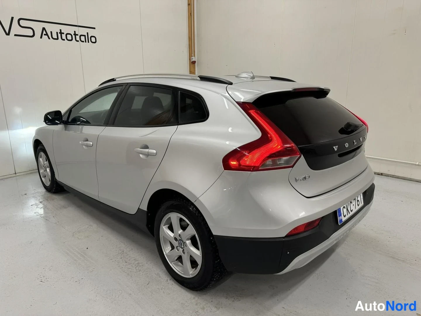 Harmaa Volvo V40 Cross Country 2016, takaviisto, kuva 5